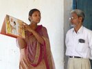 Dr. Kahn et une assistante expliquant à des villageoises de Dharampur le (...)